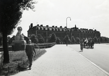 500734 Gezicht op de Van Sypesteynkazerne (Leidseweg 22) te Utrecht, met op de voorgrond de Artilleriebrug en links het ...